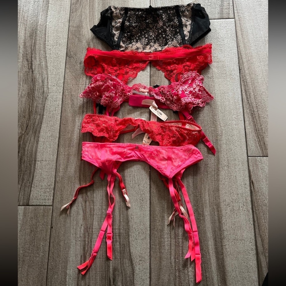 Victoria’s Secret Lace Red Cream Nylon Rhinestones Vintage Lingerie Belt Garters